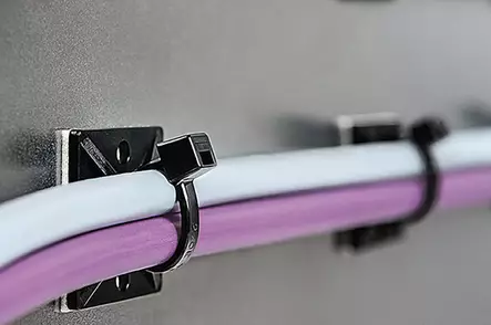 HellermanTyton nippusiteen kiinnike tarralla 100kpl - MB4A (151-28412) - Nippusiteet - 1111-28412 - 2